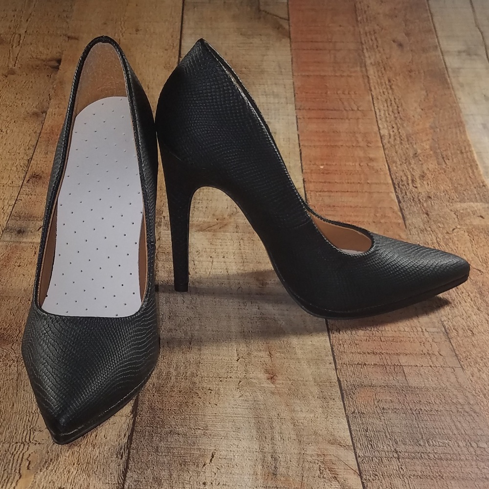 Qupid Black Snake Skin Pattern Heels (Size 8)